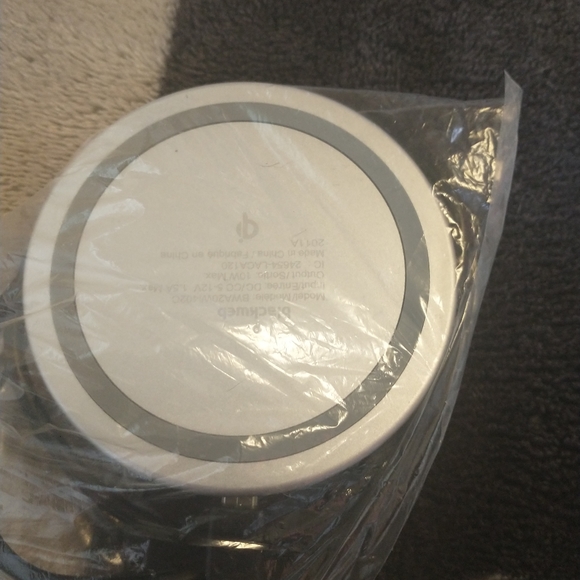 Blackweb Fast Charging Qi Wireless Pad (White),. Comes with charger and a cube - Picture 5 of 5